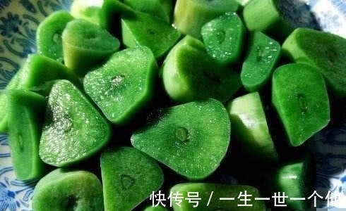 腌制|80旬奶奶腌腊八蒜有诀窍,简单3步一天就能腌出“翠绿”腊八蒜