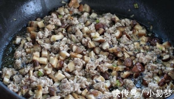 香菇|酱拌面不会调酱?3种食材炒一炒,放上2丝更清香