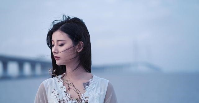 唐昭宗$一首描写少女将要出嫁的唐诗,仅仅四句,风情无限