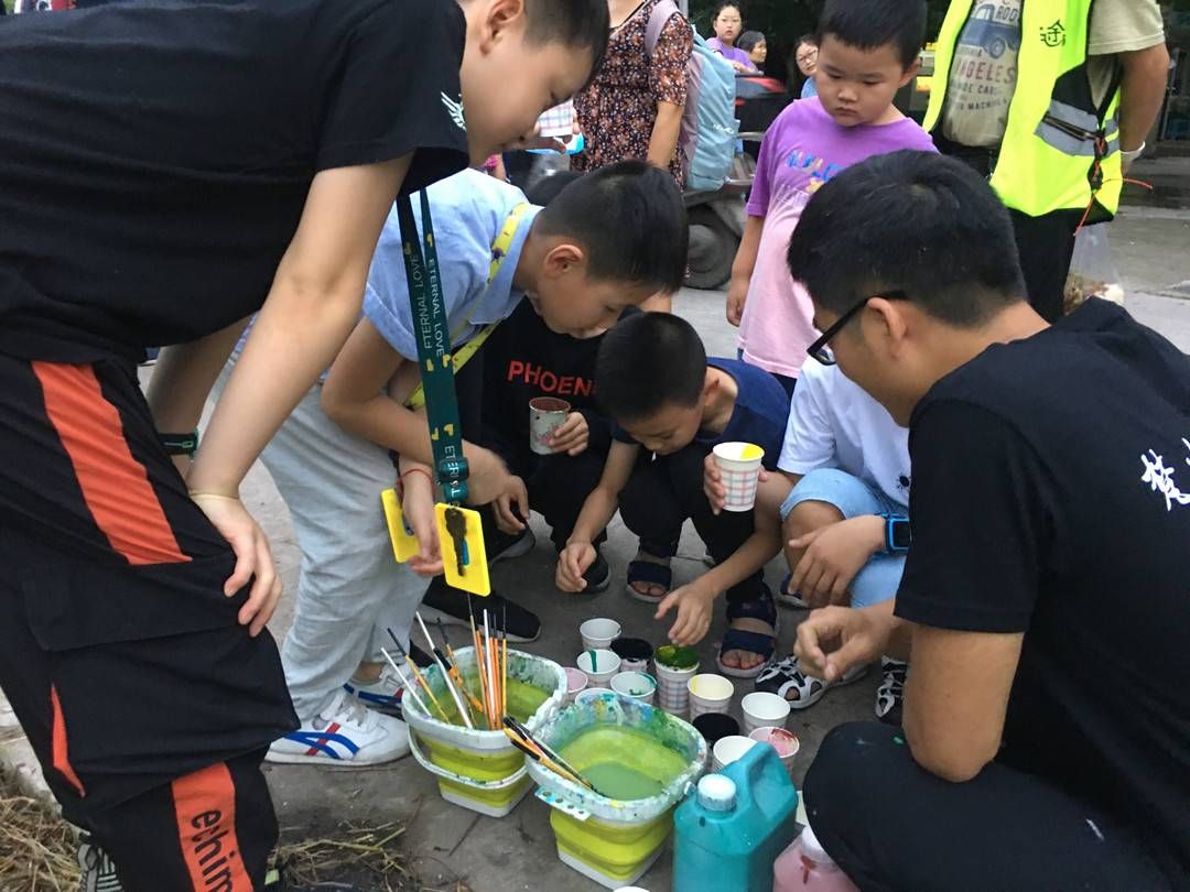 大安区|20余名小朋友墙上绘出大自然 四川自贡大安红苕地社区开展青少年“自然墙绘”活动