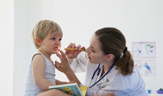 食道|3岁孩子吃鱼“卡鱼刺”,妈妈这“取刺”办法,连儿科医生都称赞