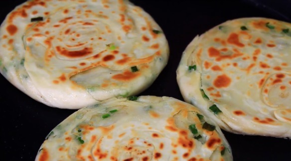 葱花饼到底是发面还是烫面？原来这样做最好吃，香酥可口真解馋