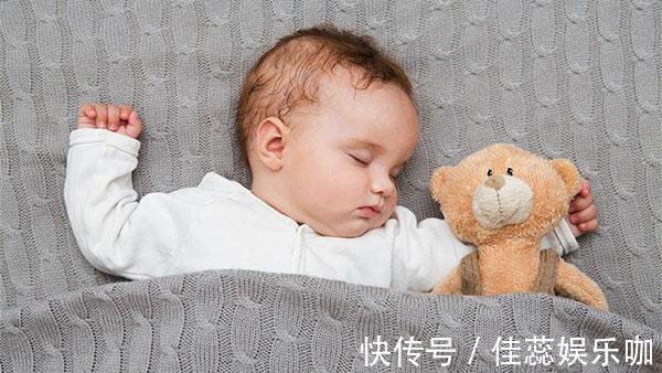小宝|宝宝睡着后,身上这三个部位很凉,说明他们冻着了,父母需添衣