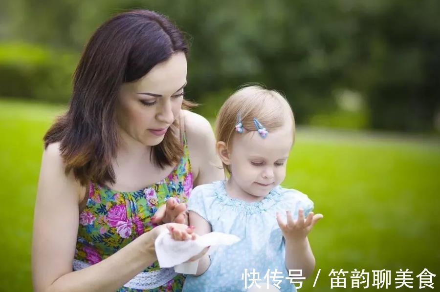 物品|给宝宝用湿巾擦嘴,看似干净实则在坑娃,有些湿巾“害人无痕”