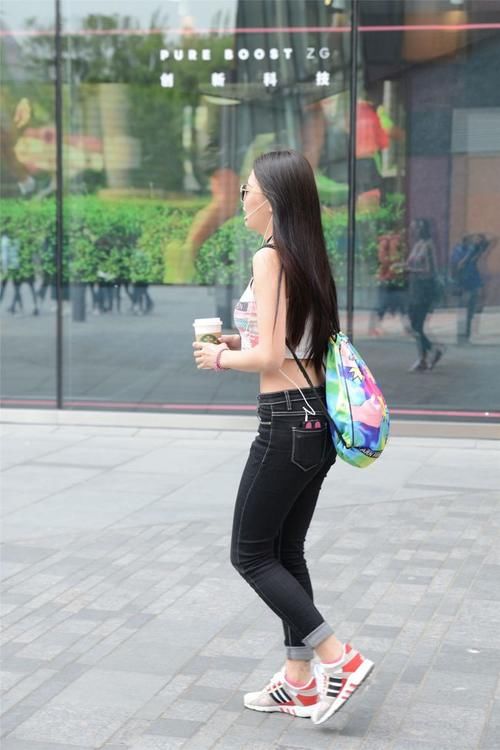 性感|身材丰满就要穿紧身牛仔裤,才能彰显线条美,性感身材一览无遗