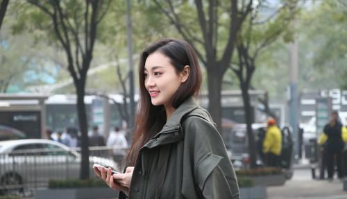 街拍皮肤白皙的小姐姐,恬美可人的笑容不知道会迷倒多少人