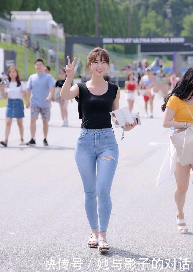 a495|时尚穿搭黑色V领上衣搭配牛仔裤+凉鞋