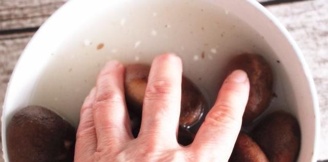 清水洗香菇，和没洗一样，教您一招，脏东西和小虫子自动溜走