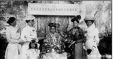 围观|罕见老照片慈禧“回銮”时,向围观老外挥手!