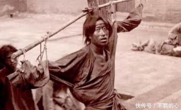 女子|清末罕见的老照片穷家的女子衣不蔽体,“富二代”的少爷刚过门的幼妾