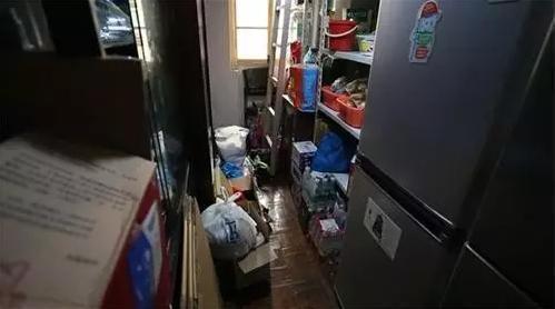卫生间|60㎡老破屋一半住四代人一半存物，卫生间居然在厨房，狗窝变金窝
