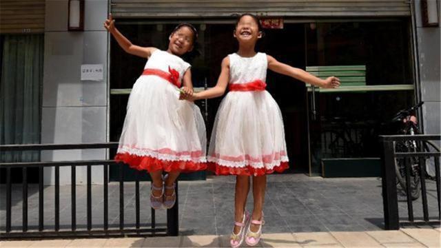 姐妹|双胞胎姐妹,一个奶奶带,一个妈妈带,一年后孩子差别显而易见