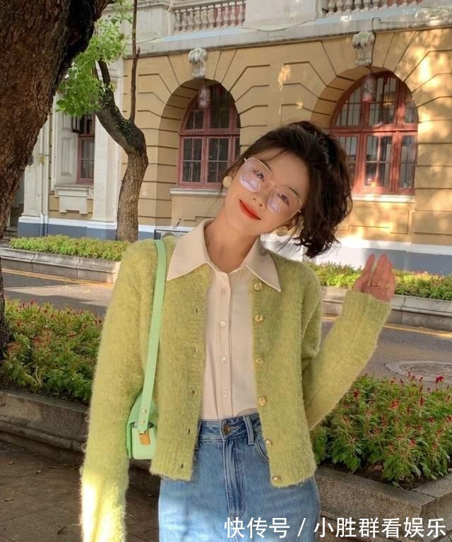 马甲 想显高显瘦不如试一下叠穿，毛衣马甲配白色衬衫和半身裙，超洋气