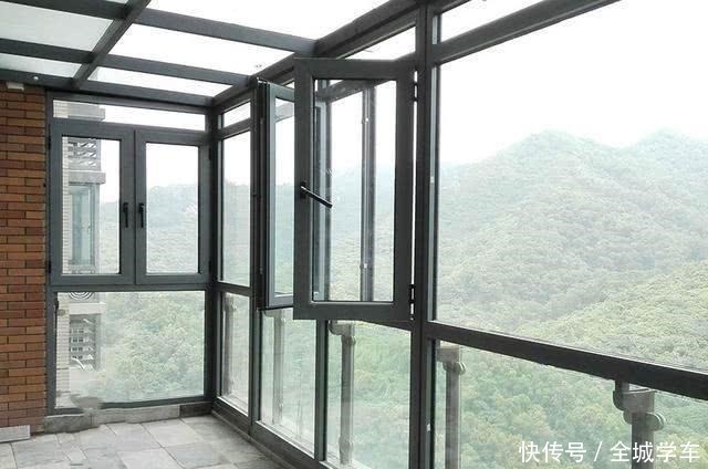 玻璃|封阳台选双层玻璃好还是钢化玻璃好可别选错了,入住后想拆都难!