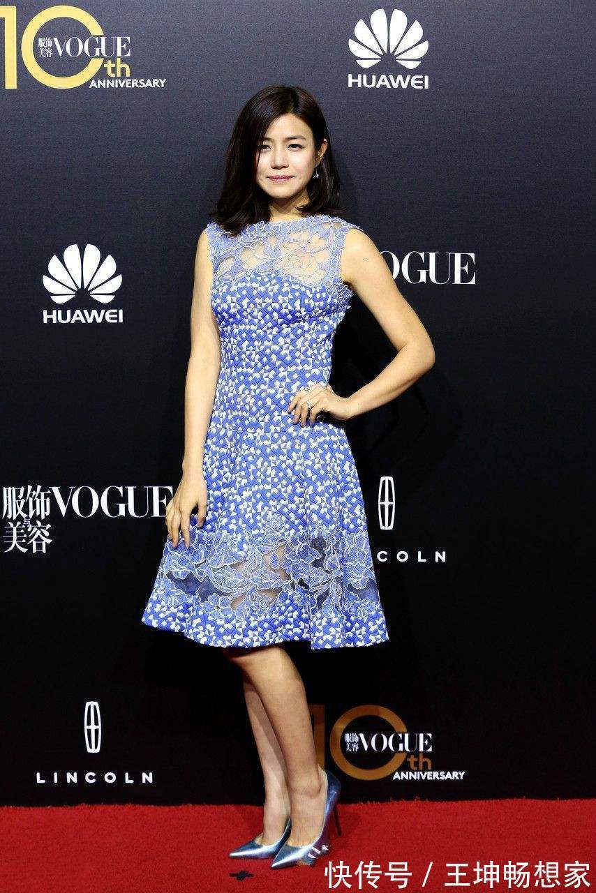 手臂 比起常规款衬衫,这件宽松款可时髦太多了,还是修饰身材的好搭档