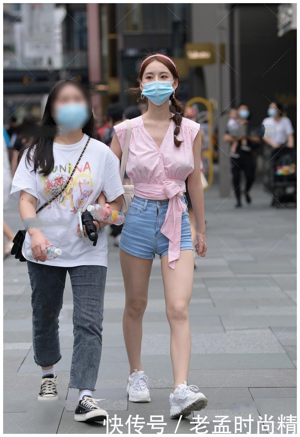 搭配|街拍:粉色的无袖上衣搭牛仔短裤,配上甜美减龄的马尾辫,尽显清新可人