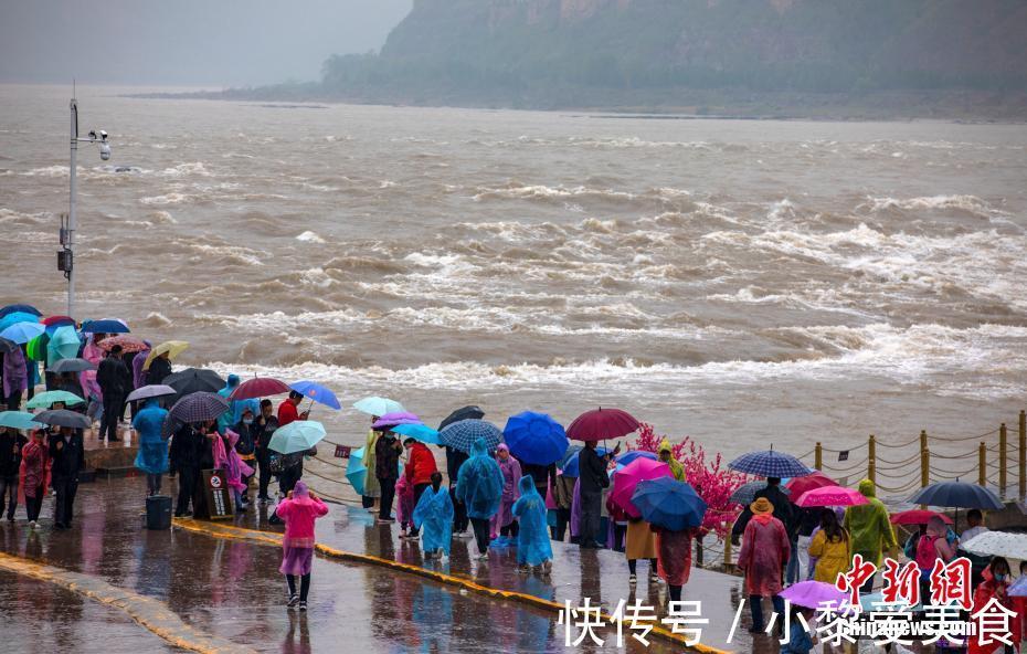 壶口瀑布|雨中的黄河壶口瀑布：波涛汹涌气势磅礴