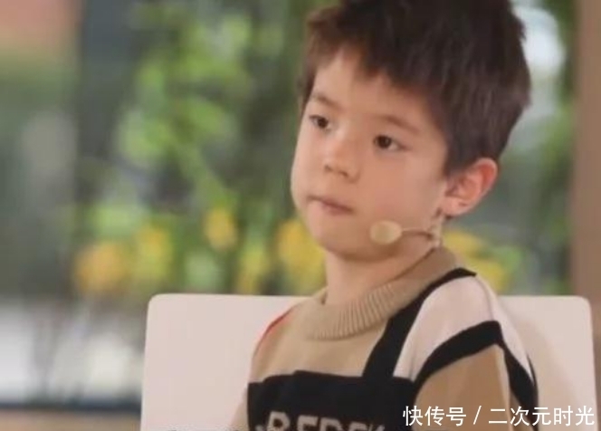 儿子嗯哼|杜江霍思燕观看儿子演出,7岁嗯哼参与歌词创作!自信大方地表演