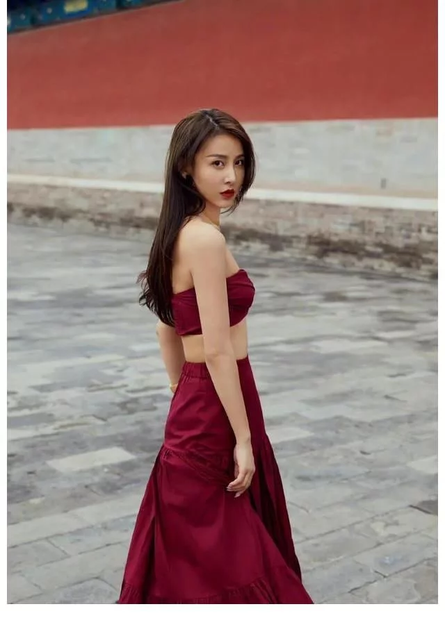 贾青红色礼服裙装，妩媚动人插图4