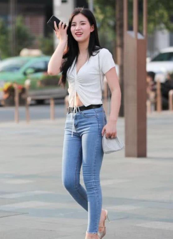 时尚|街拍:芳香袭人的美女,一条黄绿色的连衣裙,魅力气质十足