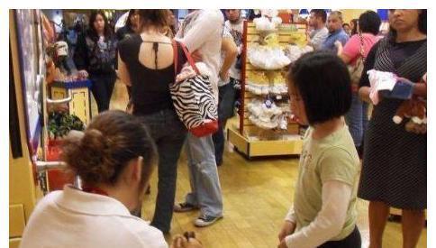 挨打|小女孩跪地哀求:“妈妈你别打我了”,失控的家长真的很可怕