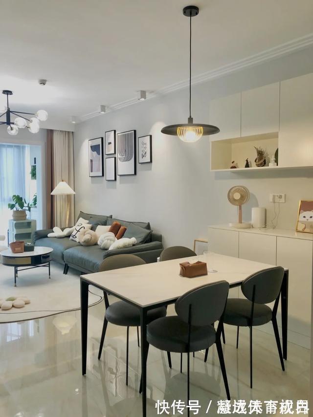 阳台上|她家不吊顶,只走石膏线,墙面不造型,只刷乳胶漆,太简洁耐看了