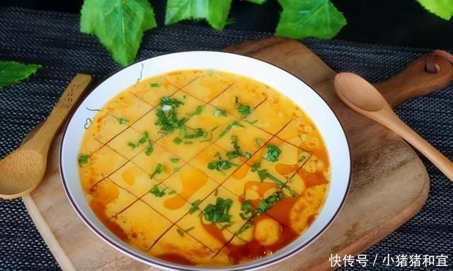 蒸鸡蛋羹用热水还是冷水?教你一招,蒸出来的像豆腐一样无蜂窝