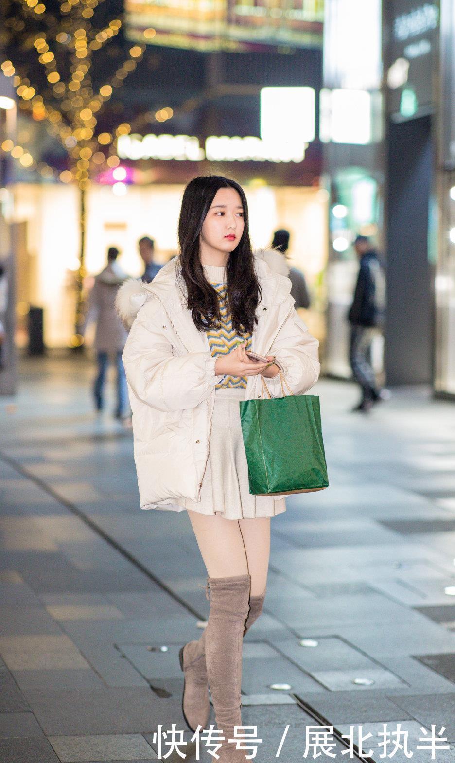 颀长|美女冬天穿高筒靴搭配肉色丝袜,时尚保暖还凸显美腿颀长