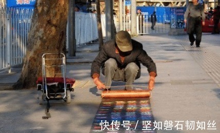 书法家@街头乞丐不甘心现状,苦练书法10年,字体被收购上市,一夜成富豪