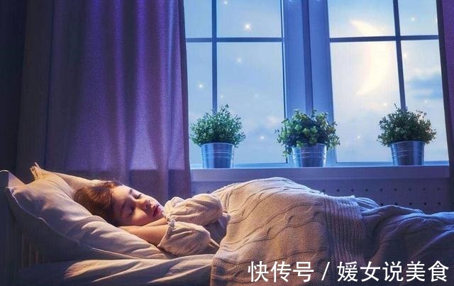 男孩|13岁男孩还和妈妈睡一起,直到妈妈发现孩子这一行为,果断分房睡