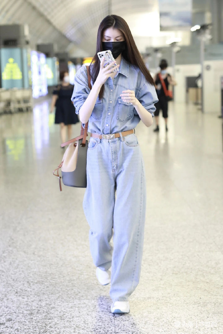 穿搭 明星们争相示范早秋穿搭，轻松舒适不失时髦感，还很容易学