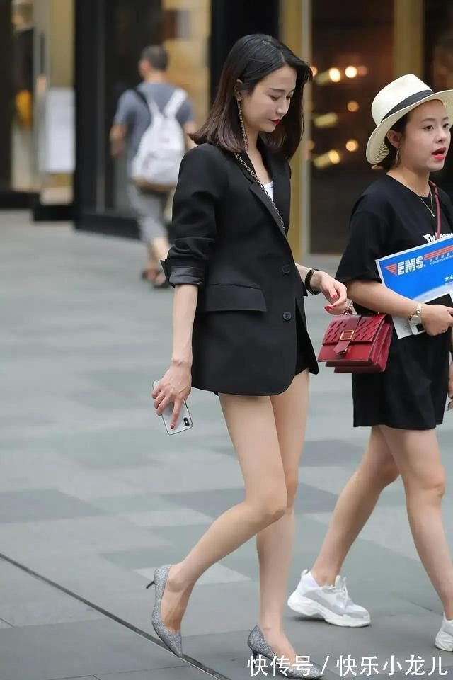 穿搭 黑色穿搭的小姐姐,自然的美 吸引的美