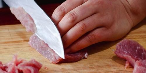 春天吃什么？教你一招，炒出来的猪肉嫩嫩滑滑，一点都不老