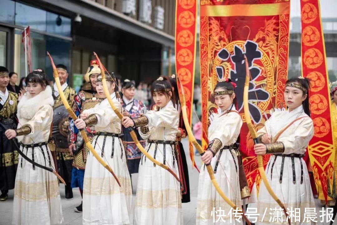 国潮$“雨”你同潮，汉服为伴！圭塘河畔演绎最美国潮风