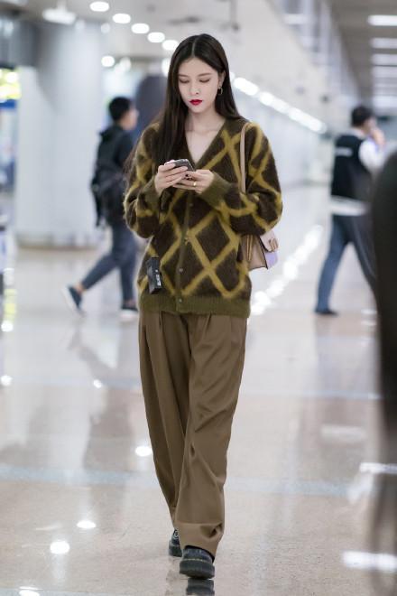 章若楠 秋天凉了别再露腿了,毛衣+长裤温暖又时髦,贼好看