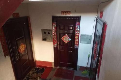 鞋柜|对门邻居不光把鞋柜放楼道,还砌了个2公分地台,这是你家院子