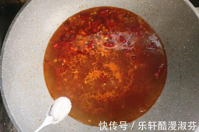 水煮肉片|水煮肉片的家常做法，做好之后肉片滑嫩，下饭又解馋