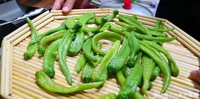 腌辣椒时,不要先加盐,多加1步,辣椒爽脆更入味,放半年不会坏!