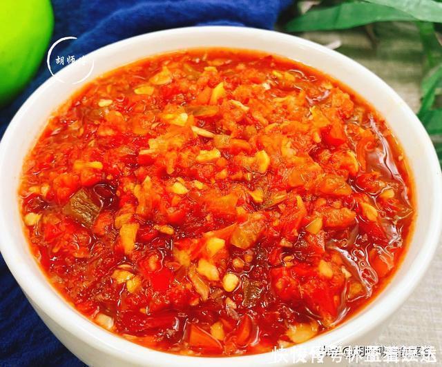 做辣椒酱时,只放盐可不行!多加2样料,辣椒酱不发霉不长毛,香