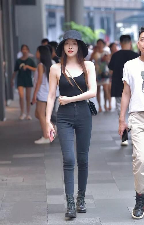 露背装|路人街拍穿得很清凉的酷girl,小心机露背装,秀出完美身材