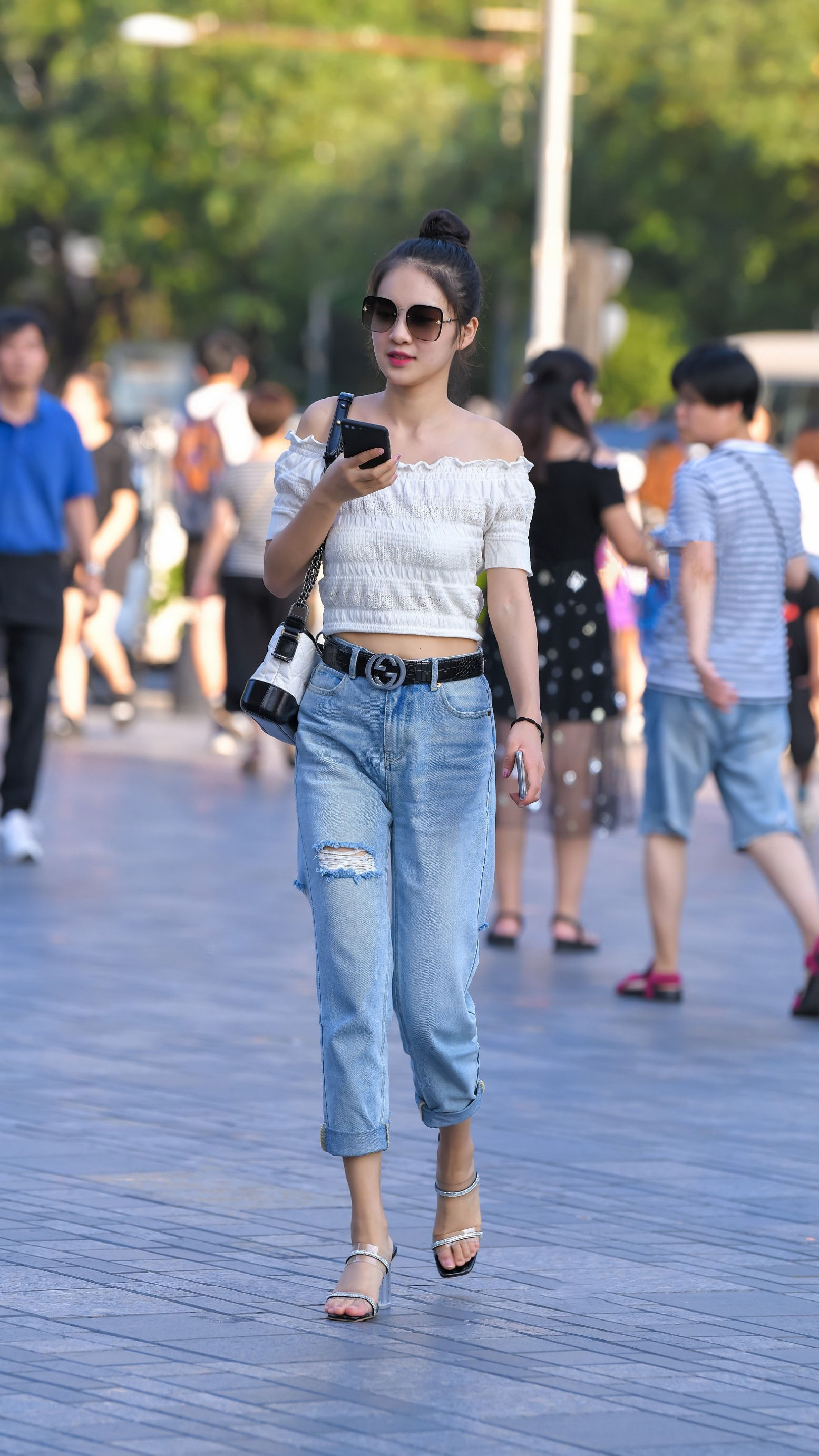 中秋|中秋时节,美女用破洞牛仔裤搭配高跟凉鞋,时髦洋气还显身材苗条