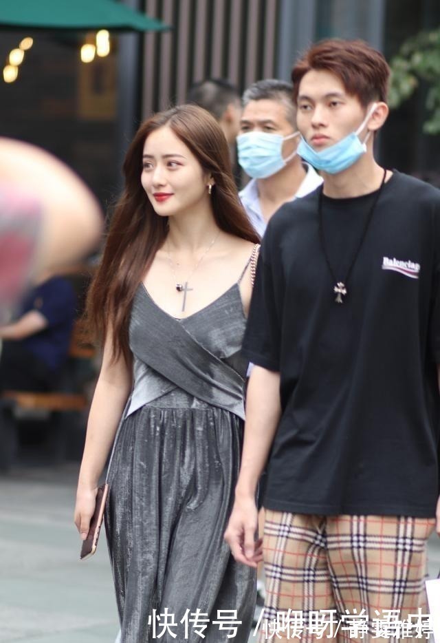 高跟鞋 吊带裙透出姑娘的高级优雅感,有一种独特魅力,时尚百搭