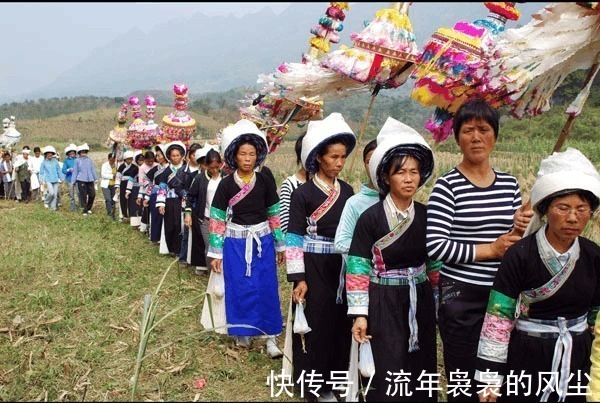 丧葬$在中国的丧葬文化中, 对寿衣很有讲究, 必须遵守这三点!