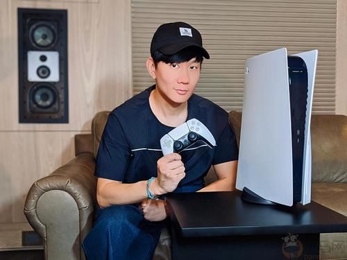 受邀|林俊杰受邀试玩PS5次世代主机 晒出与新主机帅气合影