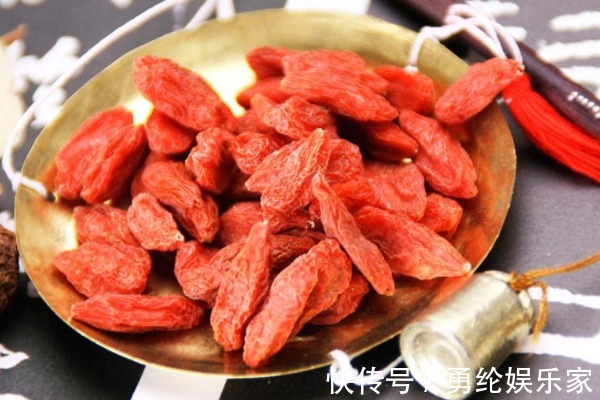 枸杞|坚持晚上吃几粒枸杞,用不到1个月,不仅皮肤美白了,还有3大好处