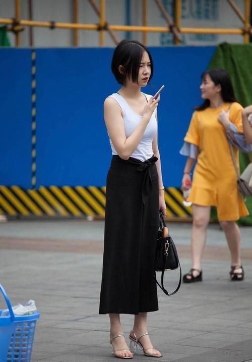 时尚感|黑+白的经典色,搭配出时尚感,尽显女神妩媚动人范!