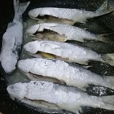 一上桌就被哄抢，这道香煎小鱼的诱惑我跪服