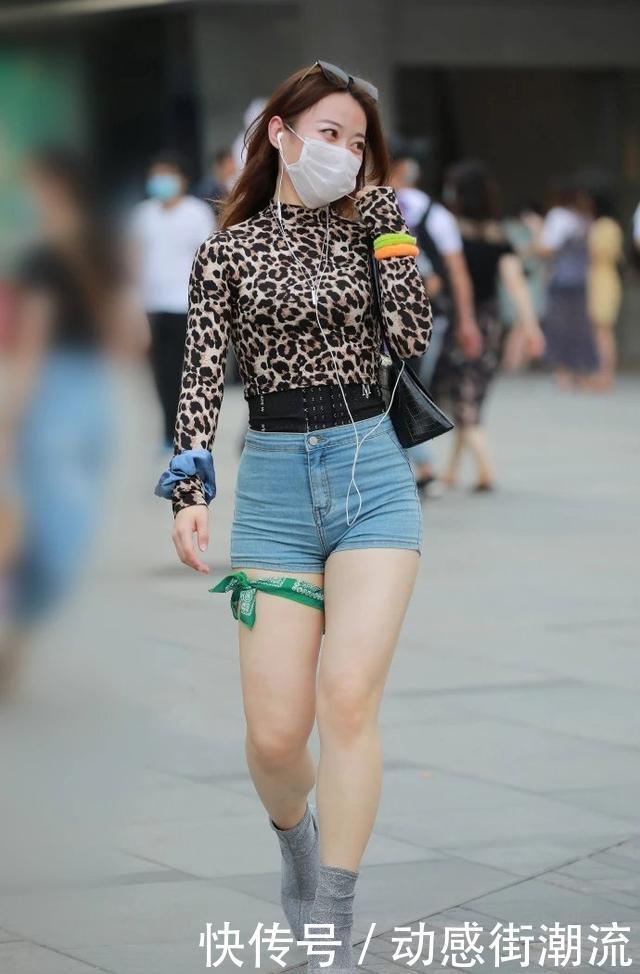 32岁阿姨的“豹纹衣”，加上潮流束腰，普通小女孩很难驾驭