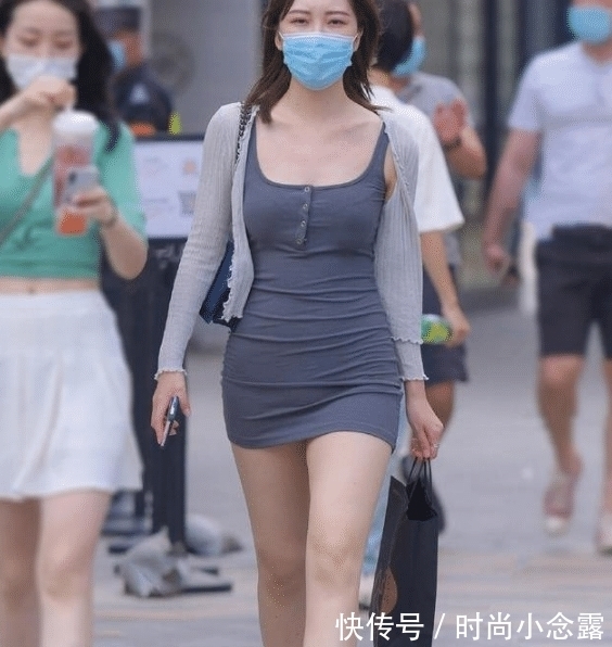 搭配|深灰色吊带裙搭配浅灰防晒小衫,层次感较明显,腿部曲线迷人