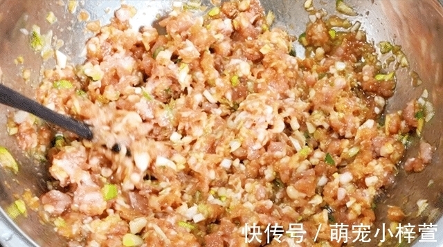 芹菜|冬天,用它包饺子,比白菜韭菜鲜,再贵也要吃,我家一周吃4次,太香了